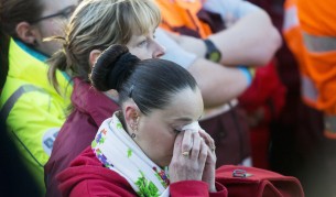 Жена скърби, по време на церемонията пред летище "Завентем".