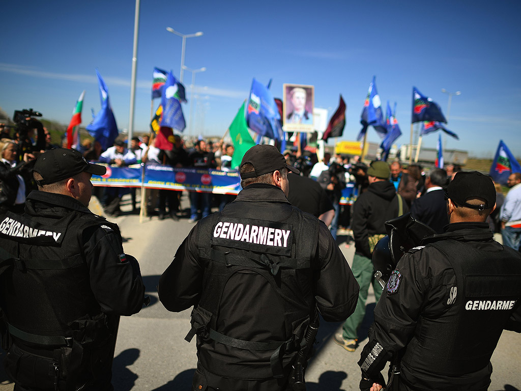 В 11:00 часа трите гранични пункта по българо-турската граница бяха затворени. Протестиращите носят лозунги срещу изборния туризум , както и знак „Стоп”, преведен и на турски език.