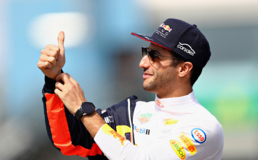 Рикиардо почва сезона с наказание от 5 места