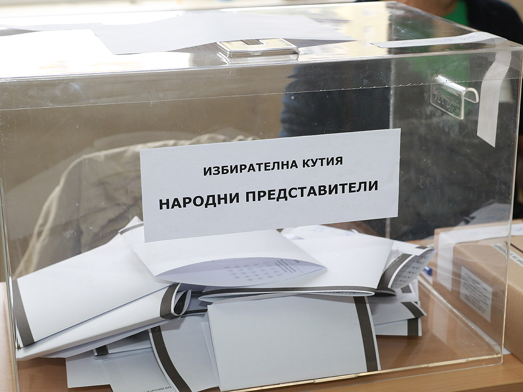 Президентът Румен Радев гласува на днешните предсрочни парламентарни избори