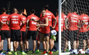 Хванаха Алексис Санчес в прегрешение