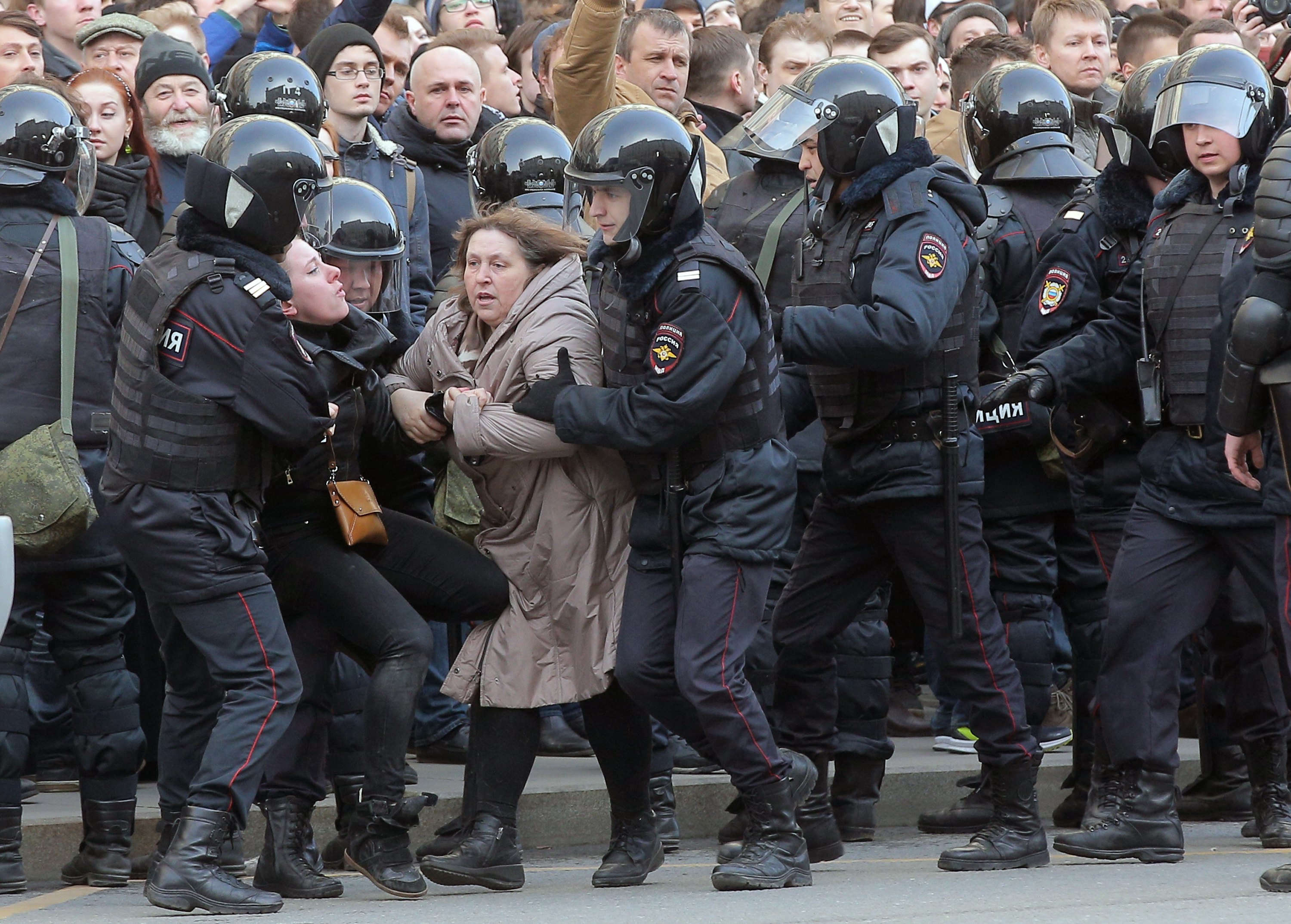 Стотици граждани са арестувани заради участието си в антикорупционни протести в руската столица Москва. Сред тях е и видният критик на Кремъл Алексей Навални. Над 7000 души са се включили в протеста. Полицията съобщи, че в Москва са арестувани около 500 души, но според неправителствена организация, специализирана в наблюдението на протести, задържаните са най-малко 933. Навални апелира за масови демонстрации след подробен доклад по-рано този месец, обвиняващ премиера Дмитрий Медведев в редовно използване на разкошните резиденции в централната част на Русия и на Черноморското крайбрежие.