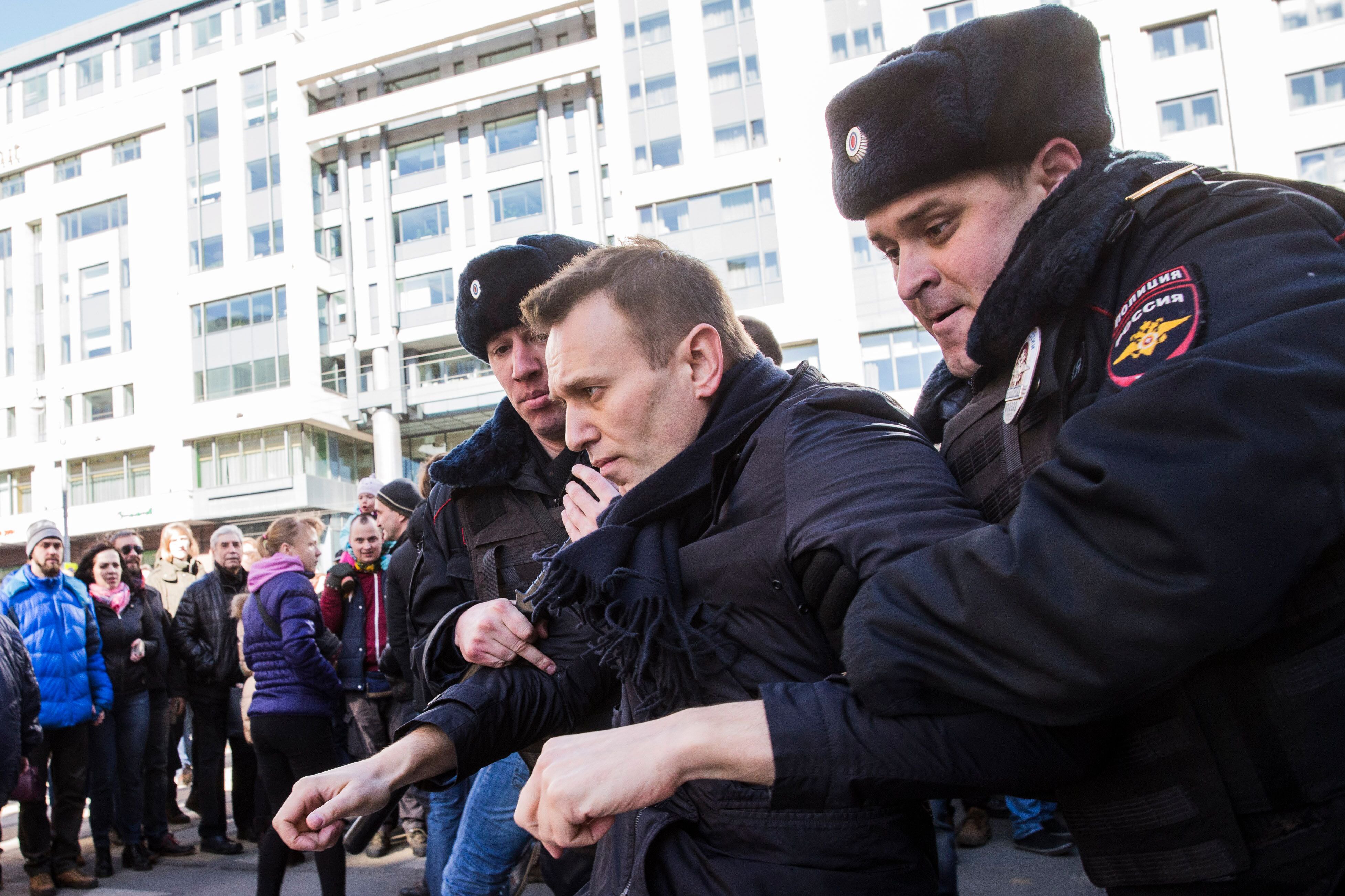 Стотици граждани са арестувани заради участието си в антикорупционни протести в руската столица Москва. Сред тях е и видният критик на Кремъл Алексей Навални. Над 7000 души са се включили в протеста. Полицията съобщи, че в Москва са арестувани около 500 души, но според неправителствена организация, специализирана в наблюдението на протести, задържаните са най-малко 933. Навални апелира за масови демонстрации след подробен доклад по-рано този месец, обвиняващ премиера Дмитрий Медведев в редовно използване на разкошните резиденции в централната част на Русия и на Черноморското крайбрежие.