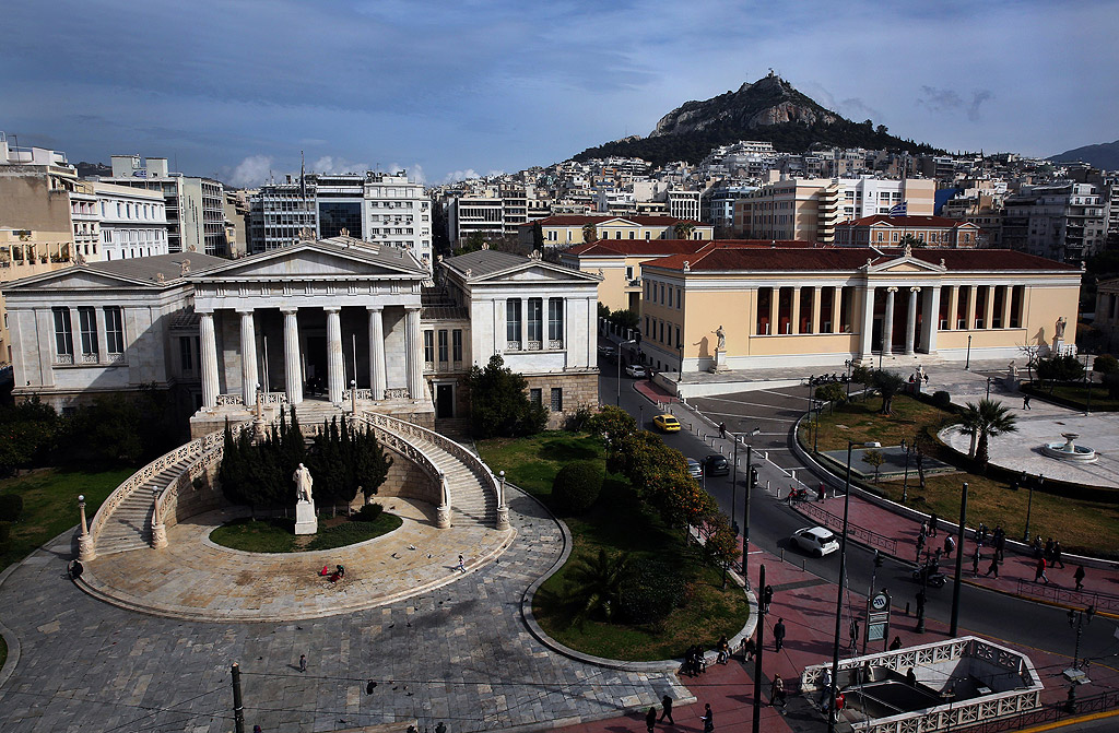 Националната Библиотека на Атина е учредена през 1832 година като "Държавна Библиотека". Първите идеи за създаване на Национална Гръцка Библиотека са на елинофила Майер през август 1842г. Идеята е подета през 1829година от държавника Йоанис Каподистриас. През 1834 година Библиотеката е преместена в столицата Атина и временно се помещава в сградата на банята, намираща се на територията на древния Ромейски пазар, по-късно бива преместена в църквата "Свети Елефтериос". На 16 март 1888 са направени първите копки на модерна нова мраморна библиотека. До 1903 година Библиотеката се помещава в сградата на Университета, след което се премества в собствената си сграда.