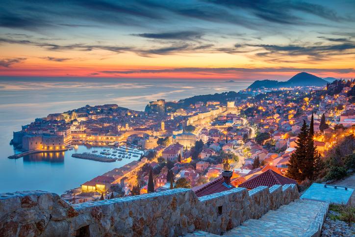 <p>ЮНЕСКО заплаши, че ще отнеме на Дубровник статута на световно културно наследство заради големия брой туристи.&nbsp;</p>

<p>Дубровник вече обяви, че ще ограничи броя на туристите до 4000 на ден. През август 2016 г. за един ден през стените на стария град преминаха рекордните 10 388 туристи.<br />
CNN препоръчва на туристите да размислят добре, преди да планират пътуване до тези места.</p>