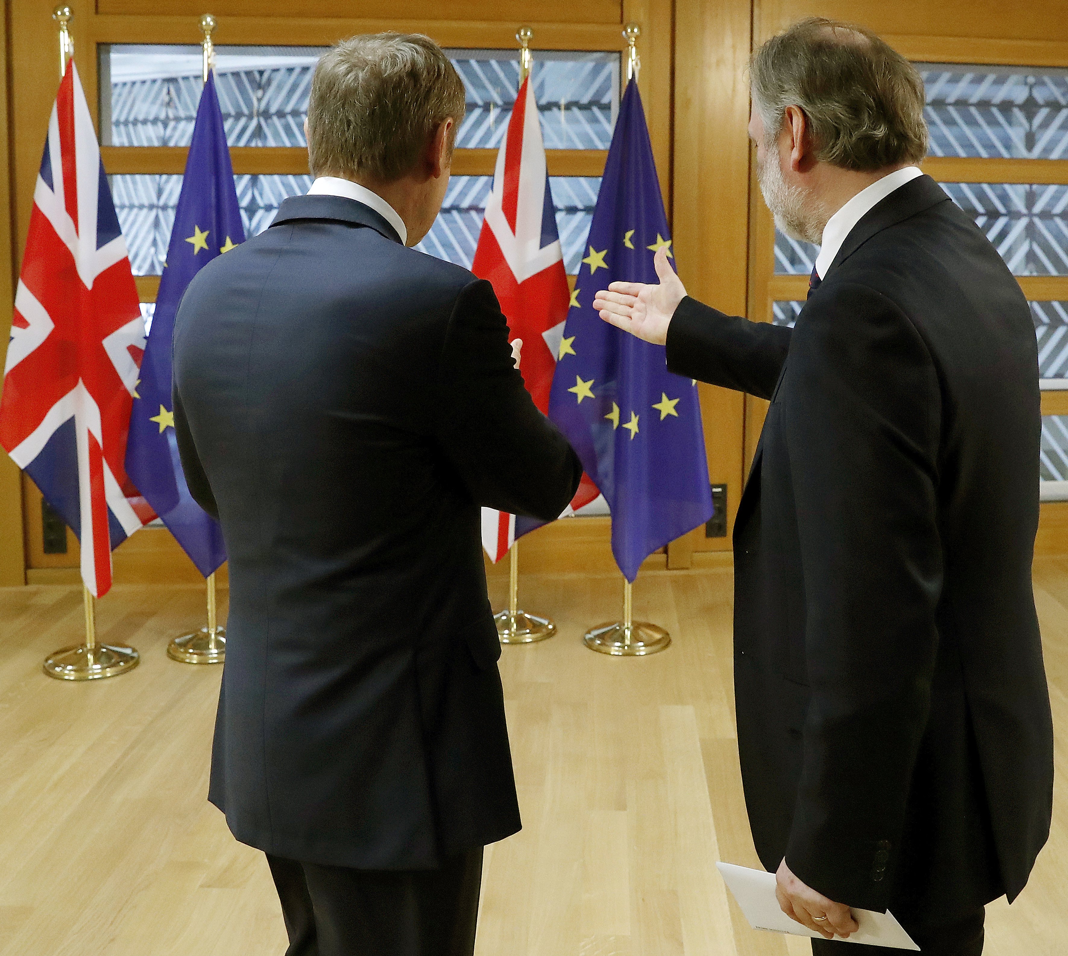 Постоянният представител на Великобритания в ЕС Тим Бароу връчи на председателя на Европейския съвет Доналд Туск писмото, подписано от премиера Тереза Мей, с което Лондон задейства чл. 50 от Лисабонския договор. По случая Туск написа в "Туитър": "След девет месеца Великобритания задейства Брекзит".