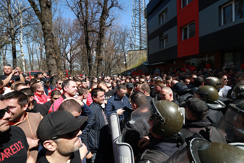 Търгът за емблемата и активите на фалиралото дружество се провали, след като фенове на тима не допуснаха представителя на ЦСКА 1948 да внесе необходимите документи