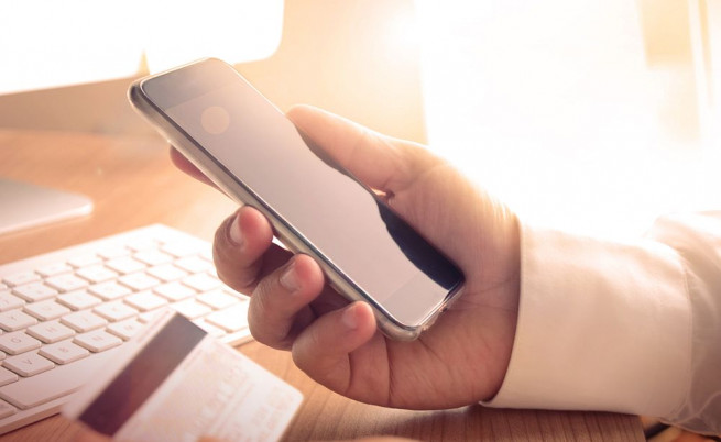  Мобилен телефон. 