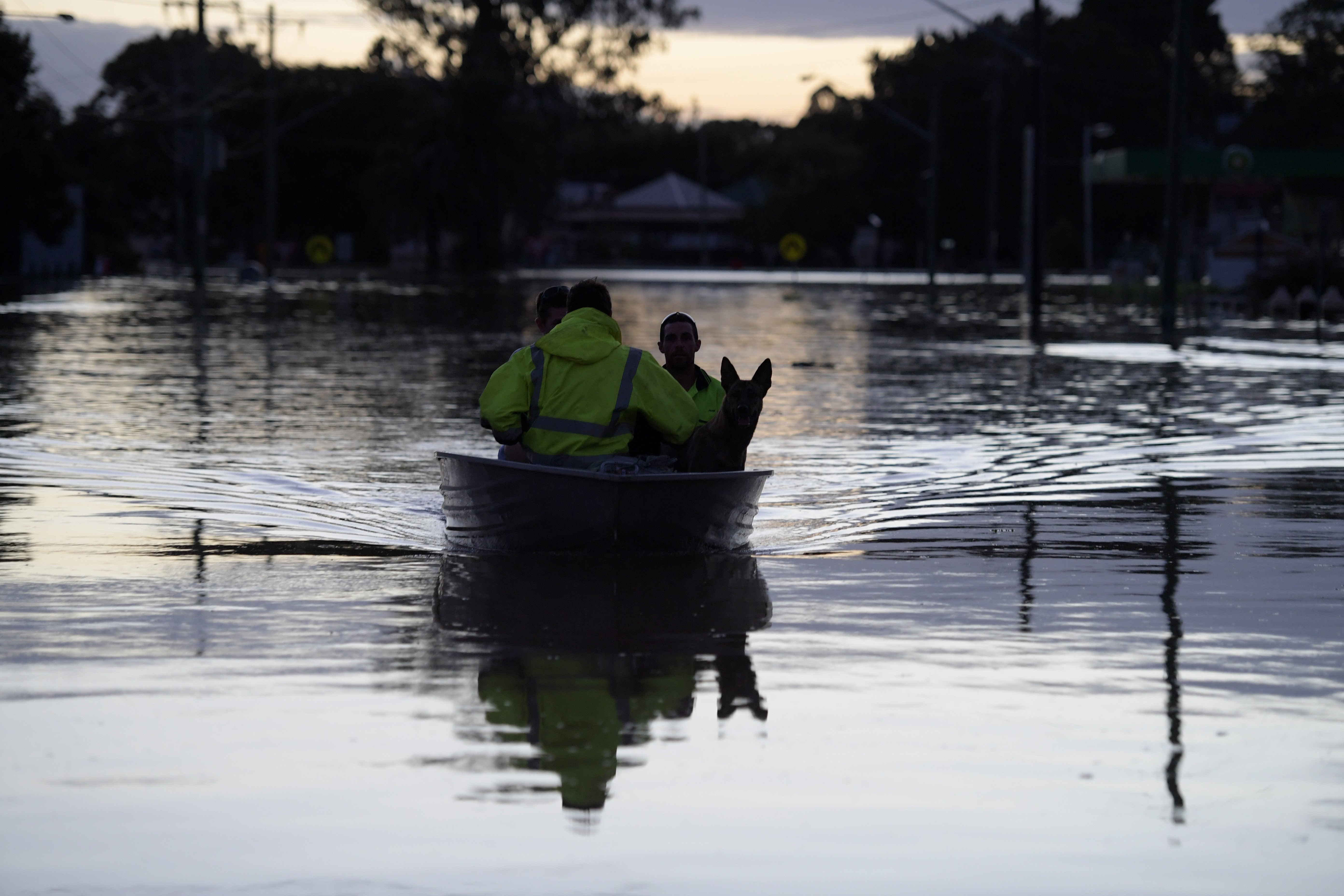 Десетки хиляди души бяха евакуирани от два австралийски щата заради тежките наводнения, причинени от мощния циклон Деби