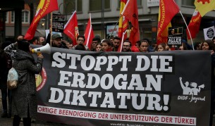 Протест в германския град Кьолн на кюрди и алеви срещу турските репресии