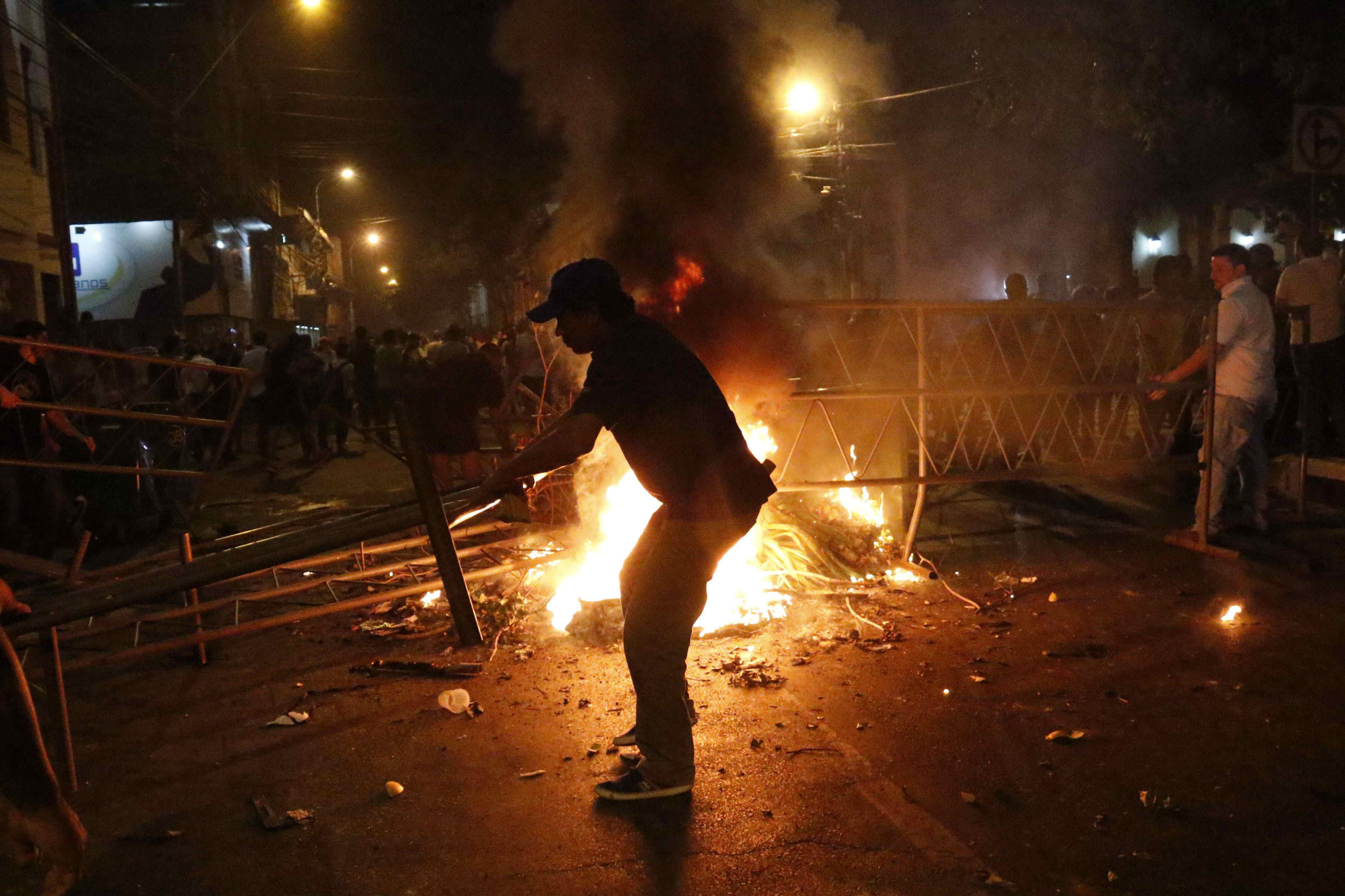 Протестиращи нахлуха в парламента на Парагвай и подпалиха документи и мебели, след като Сенатът при закрити врата гласува законопроект, който ще позволи на президента Орасио Картес да се кандидатира за преизбиране, предадоха Ройтерс и Асошиейтед прес. Опозиционни членове на парламента обявиха действията на сенаторите за незаконни.
