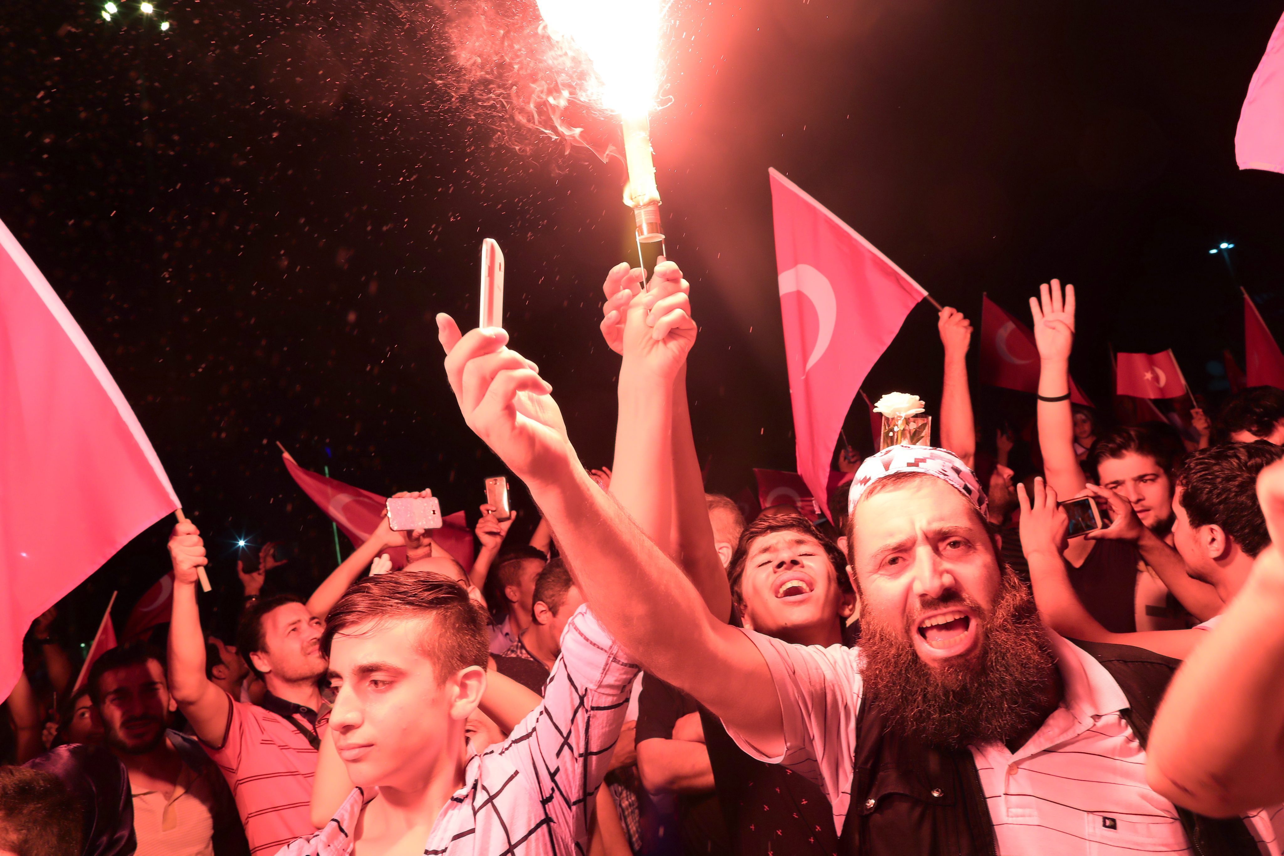 Поддръжници на Ердоган демонстрират подкрепа за турския лидер след опита за преврат през юли 2016.