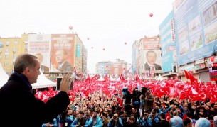 През последния месец Ердоган говори на голям брой митинги в подкрепа на конституционните промени. Референдумът за повече правомощия на президента ще се проведе на 16 април.