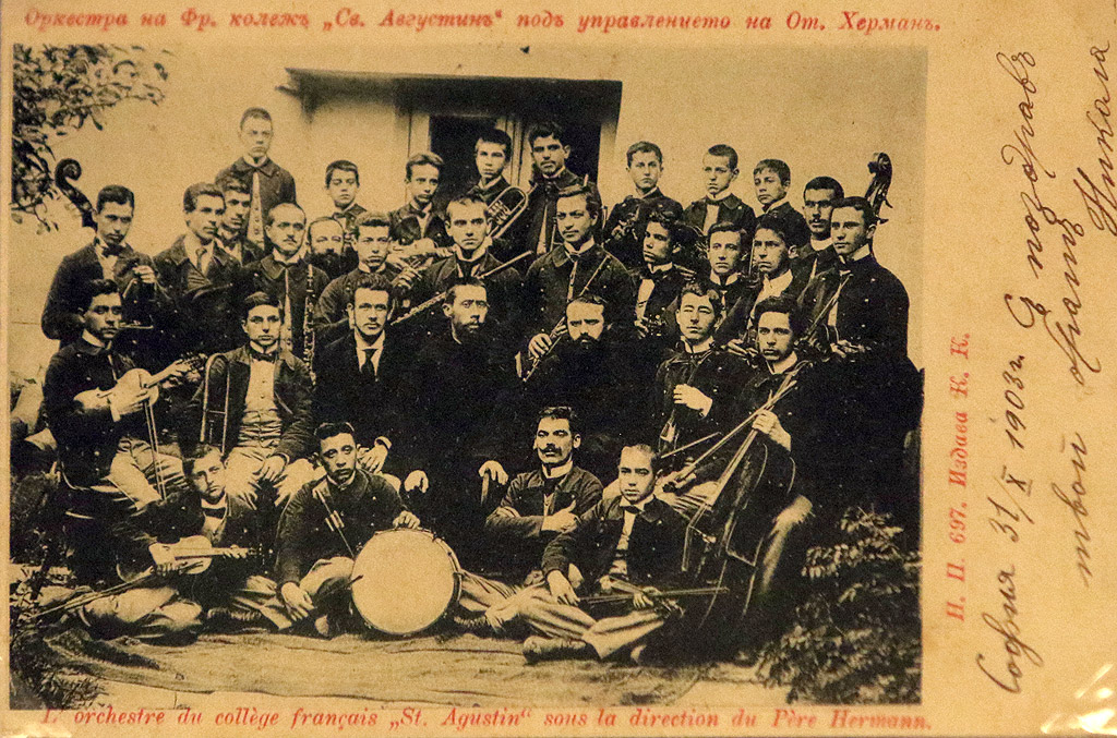 Оркестъра на френския колеж "Св. Августин" под ръководството на отец Херман