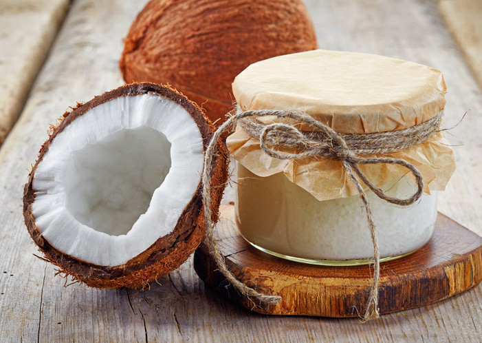 Триенето на кокосово масло в скалпа помага да се подобри притокът на кръв, като по този начин се гарантира, че косата непрекъснато се храни с полезни вещества, необходими за растежа ѝ.