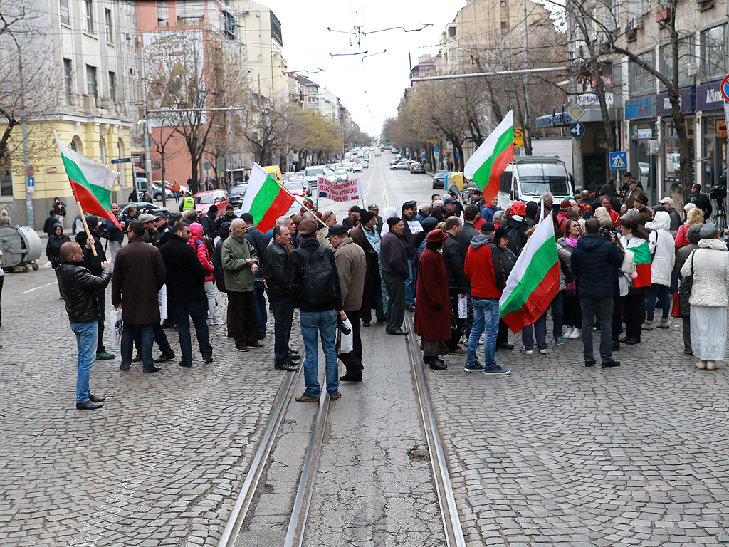 Протест пред КЕВР срещу увеличението на цените