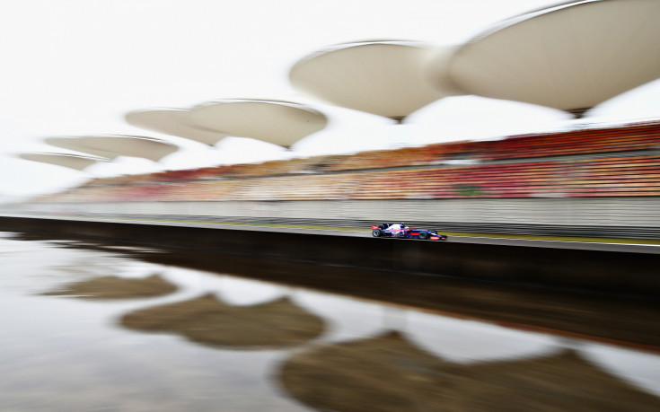 Гран При на Китай увисна жестоко, но остава за неделя