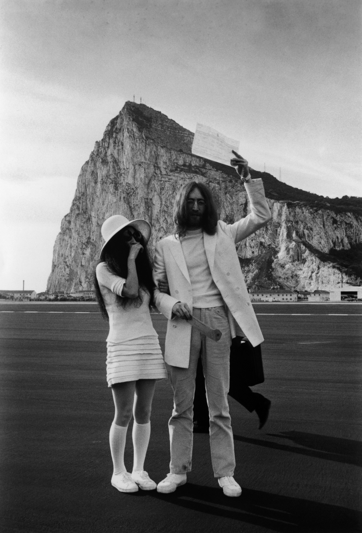 2. И Йоко Оно, и Джон Ленън са облечени в бяло по време на сватбата им през 1969 г. Йоко е с пусната коса, голяма бяла шапка, чорапи и с кецове.