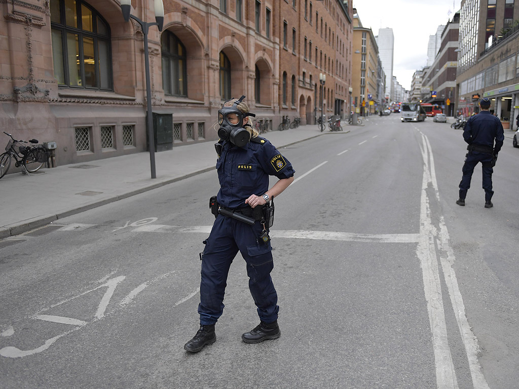 Камион се вряза в пешеходци в Стокхолм, има убити
