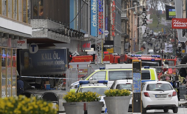 Камион се вряза в пешеходци в Стокхолм, има убити