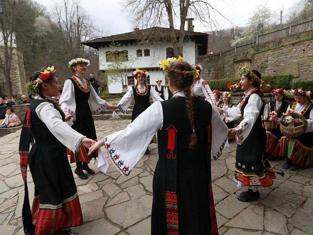 Ой, Лазаре, Лазаре, добре си ми дошъл Лазаре - Лазарки в ЕМО Етър