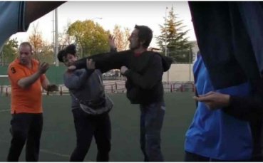 Бой между родители на детски мач, мъж цапардоса жена