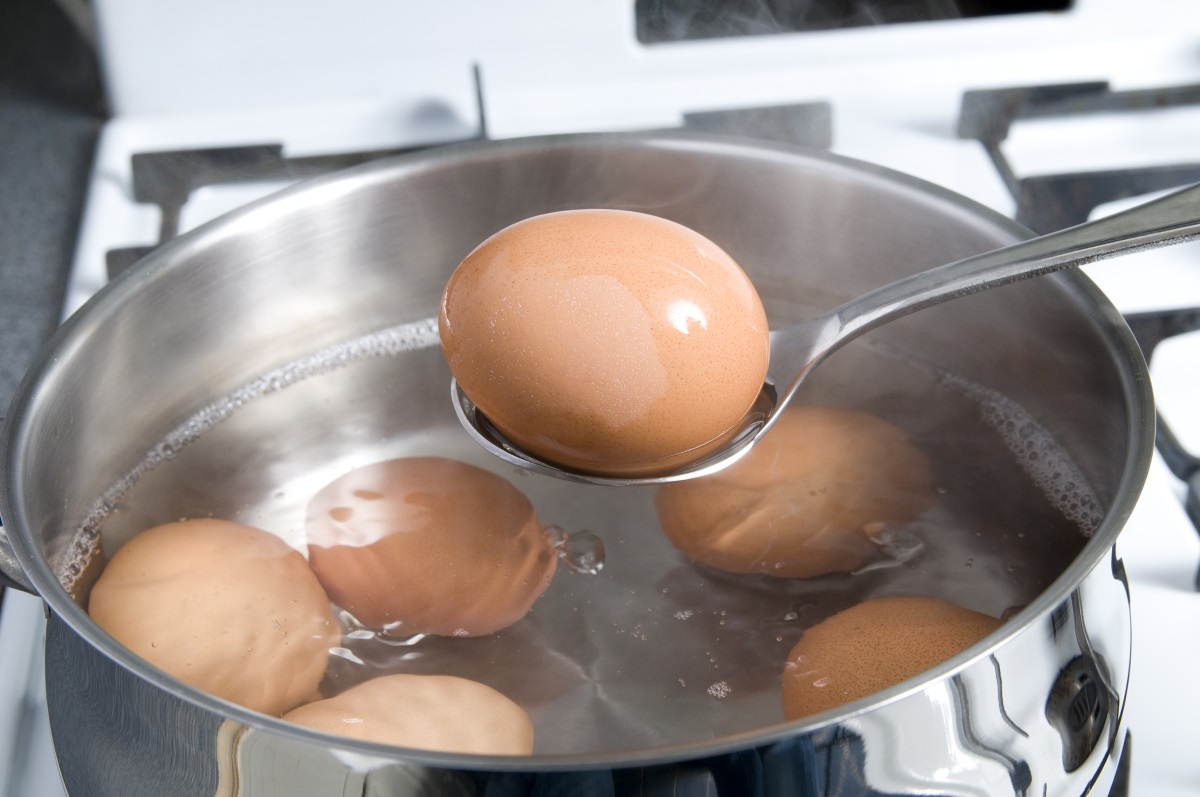 2. Сложете кърпа на дъното на тенджерата. Направете гънки, така че да разделят яйцата едно от друго и да не се удрят, докато се варят.<br />
 