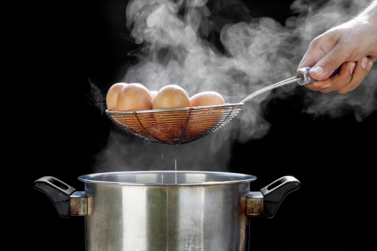 1. Яйцата трябва да са със стайна температура преди варенето.<br />
Не бързайте да слагате яйцата да се варят, след като ги извадите от хладилника. Изчакайте няколко минути или ги потопете в топла вода.<br />
<br />
 