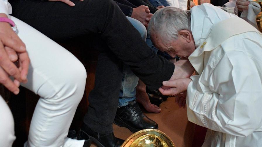Папа Франциск уми краката на 12 мафиоти