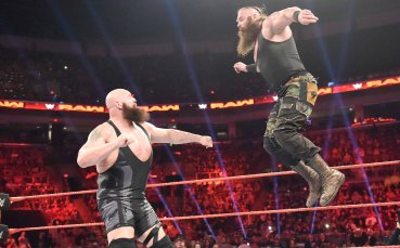 Невероятно: Мощни кечисти счупиха ринга