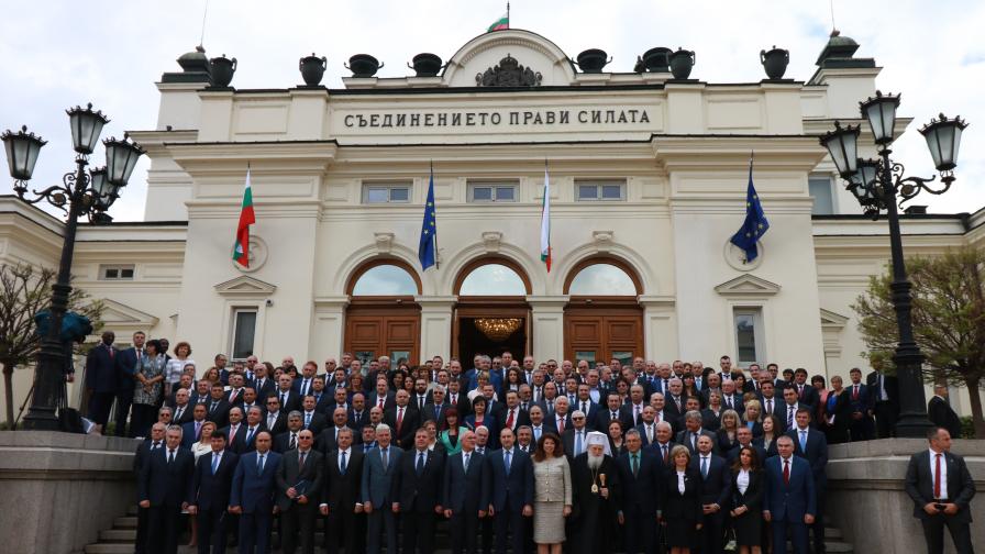 Новите депутати с рекордни заплати, жените са малко