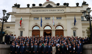 Групова снимка на новите депутати пред Парламента
