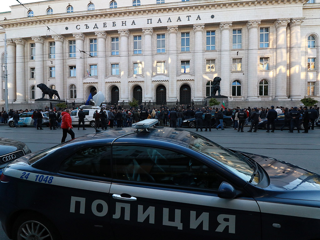 Пред Съдебната палата в София едни искаха оставката на главния прокурор, а други по-ниски цени на природния газ и битовите услуги