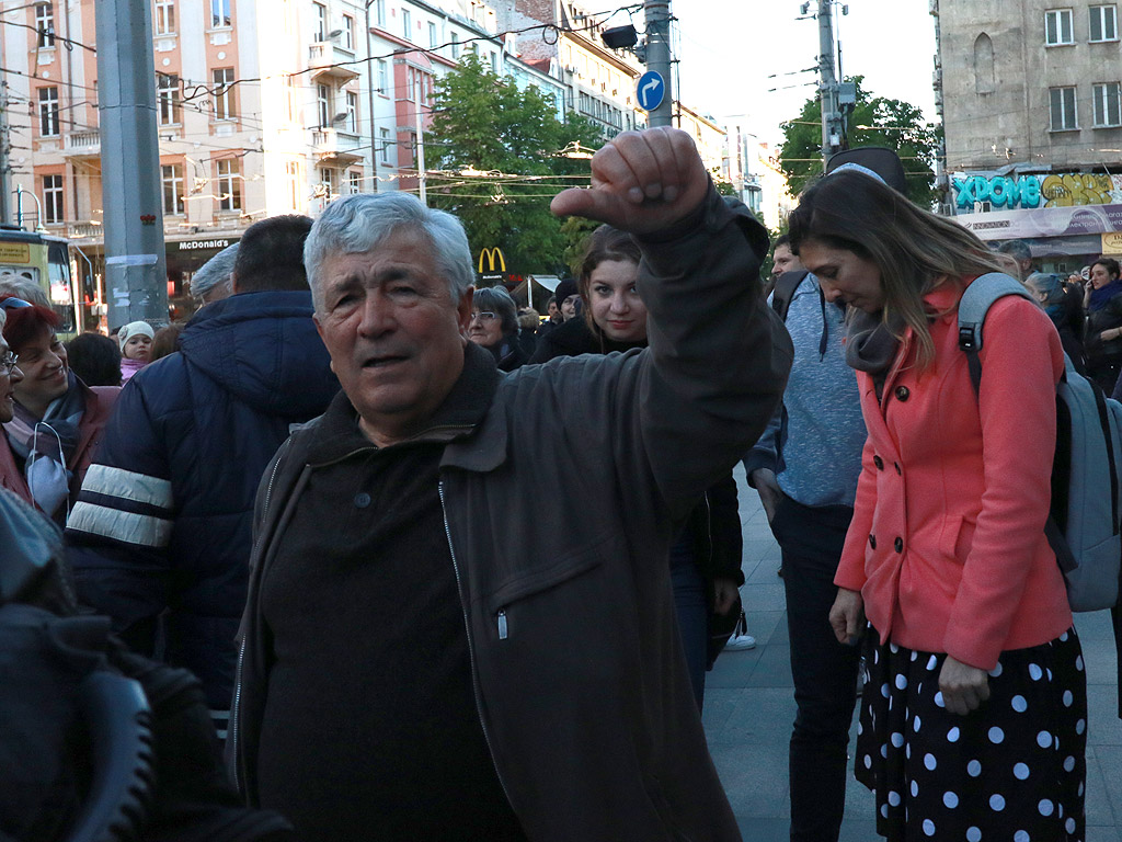 Пред Съдебната палата в София едни искаха оставката на главния прокурор, а други по-ниски цени на природния газ и битовите услуги