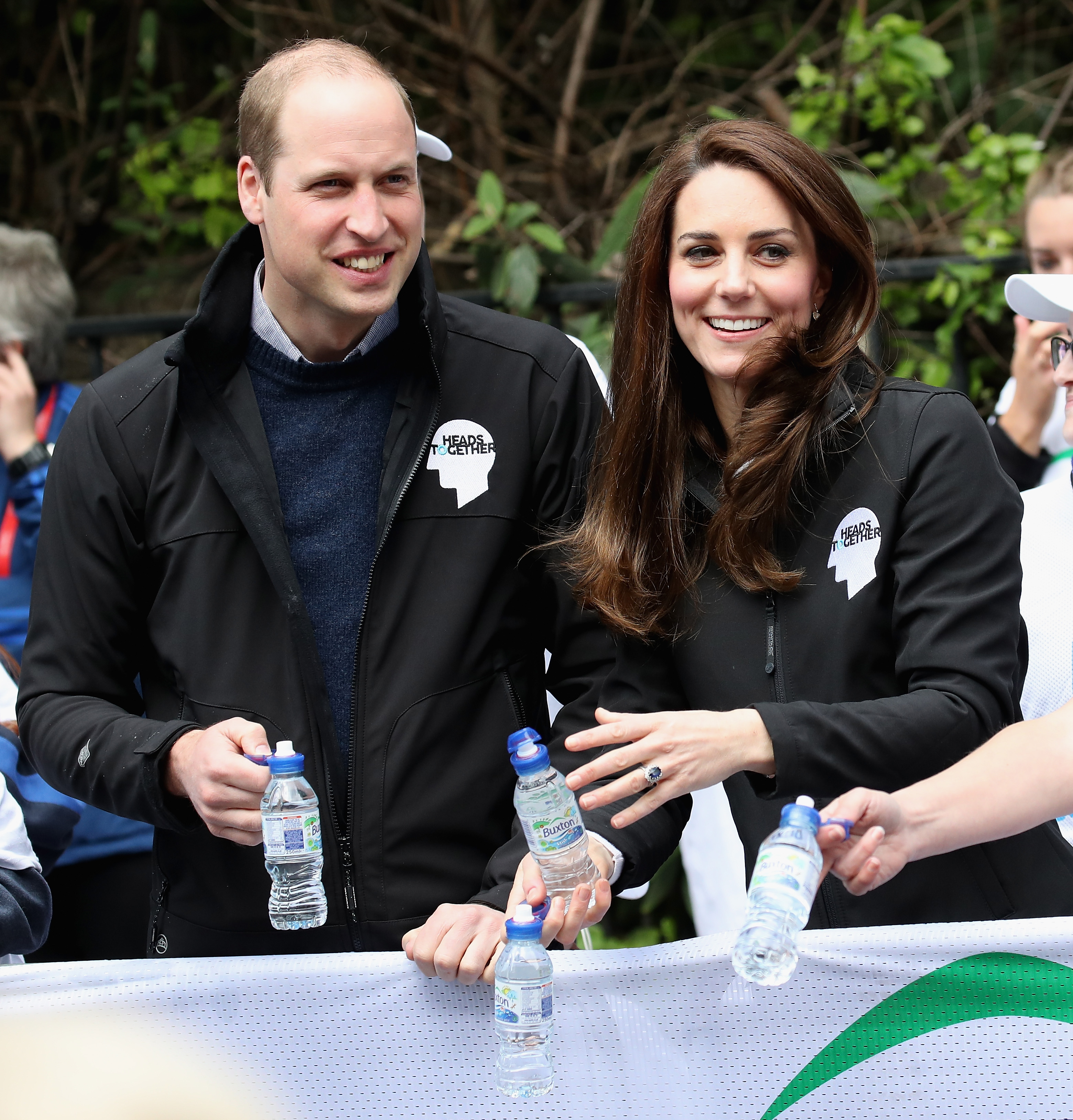 Състезател се пошегува с принц Уилям и съпругата му Кейт по време на Лондонския маратон. Докато Кейт, Уилям и Хари раздаваха вода на състезателите, един от тях отвори бутилката си и напръска с вода Кейт и Уилям.