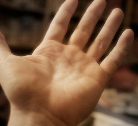 Според древната наука за хиромантията гледане на ръка един необичаен