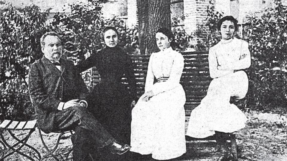 Петко Каравелов, съпругата му Екатерина и дъщерите им Лора и Виола