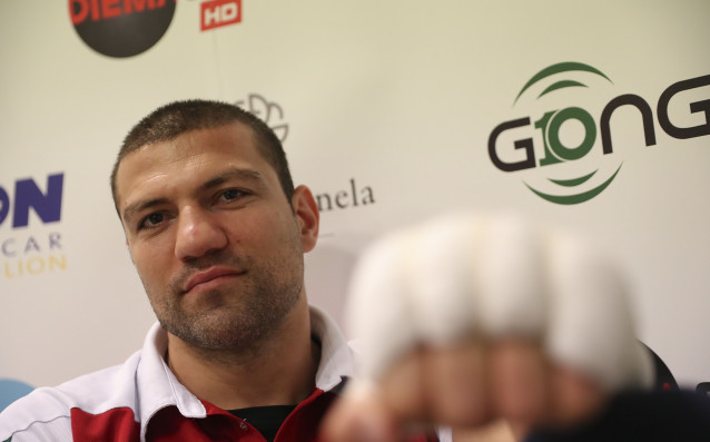 Българският боксьор Тервел Пулев ще излезе след по малко от две