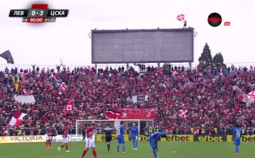 Фен на ЦСКА вее знаме от върха на таблото
