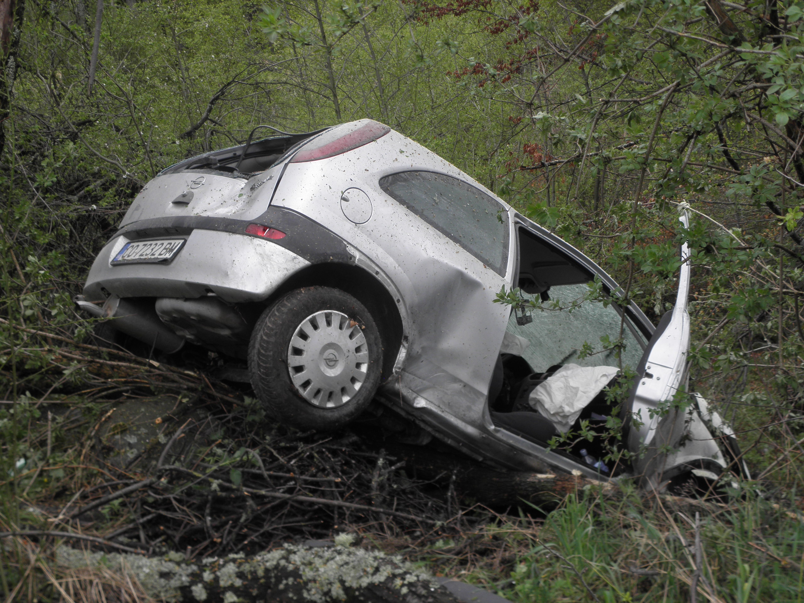 Лекият автомобил изровил от земята камък с размери метър на метър, направил лупинг и паднал отново на гумите си, като пречупил дърво.