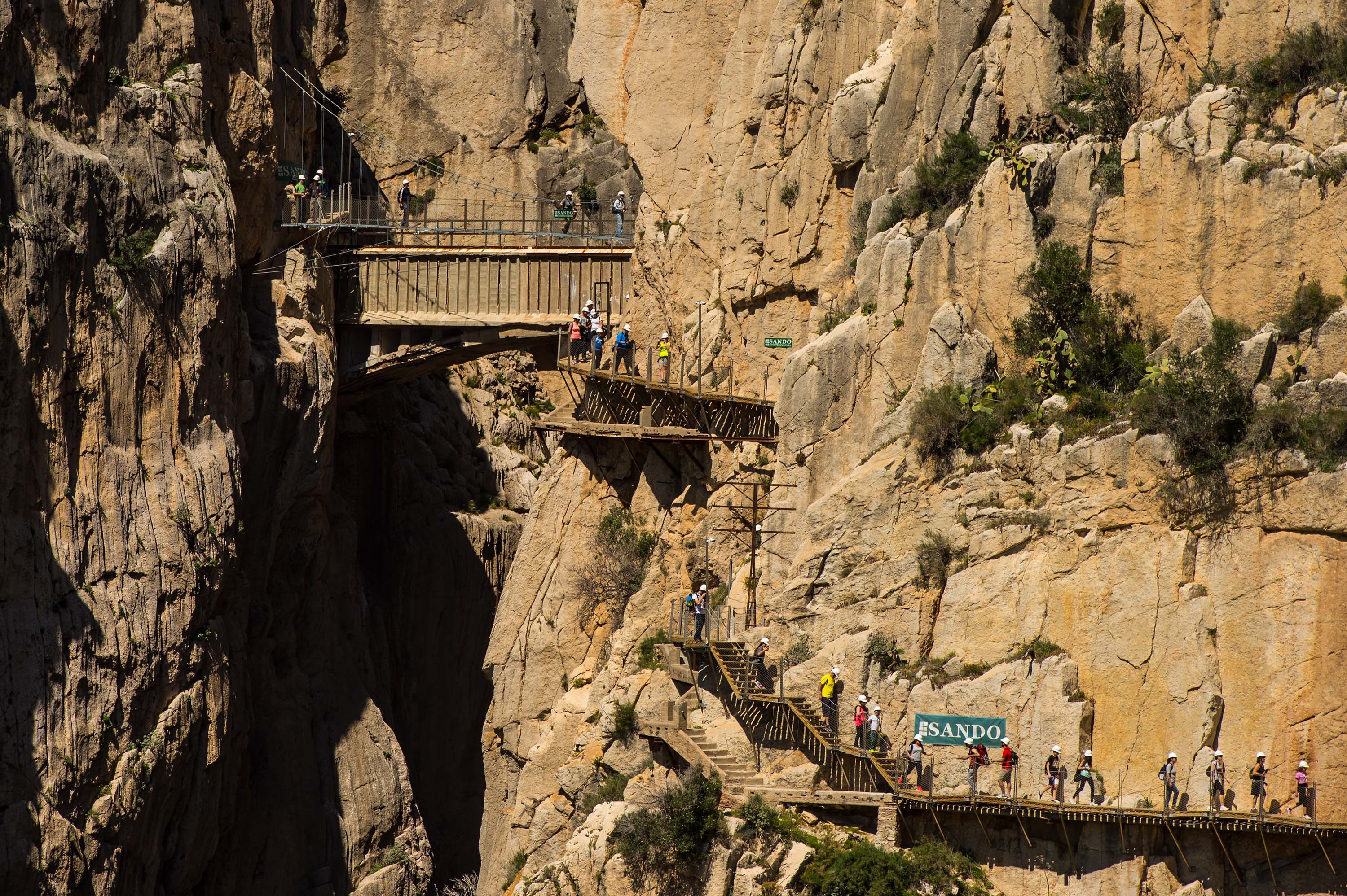 Каминито дел Рей, известна още като Пешеходната пътека на краля, може с основание да се нарече най-опасната пътека в света. Тя се намира в тесен пролом в района на Малага, Испания.