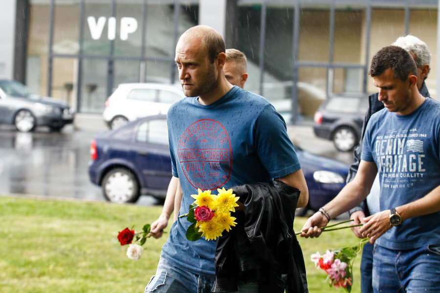 Левски поднесе цветя пред бюста на Гунди1