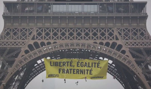 С огромен жълт трансперант от "Грийнпийс" припомниха лозунга на Френската революция.