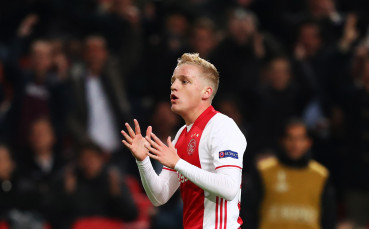 Полузащитникът на Аякс Дони ван де Беек може да премине