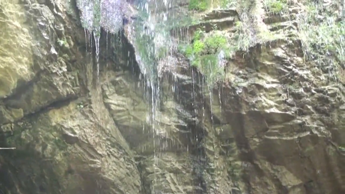 Малко известно място, поради по-трудната му достъпност. Водопадът попада в землището на с. Лопушна, но се намира между с. Лопушна и с. Поляците.  "Куза скока" е сезонен водопад, подхранван от топенето на снеговете и поройните дъждове. 