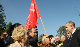 Румен Радев поздравява ветерани и други събрали се граждани пред паметника на Незнайния войн