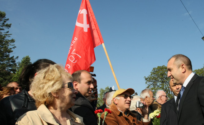 Румен Радев поздравява ветерани и други събрали се граждани пред паметника на Незнайния войн