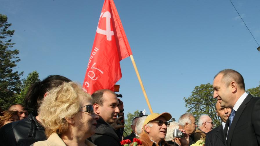 Румен Радев поздравява ветерани и други събрали се граждани пред паметника на Незнайния войн