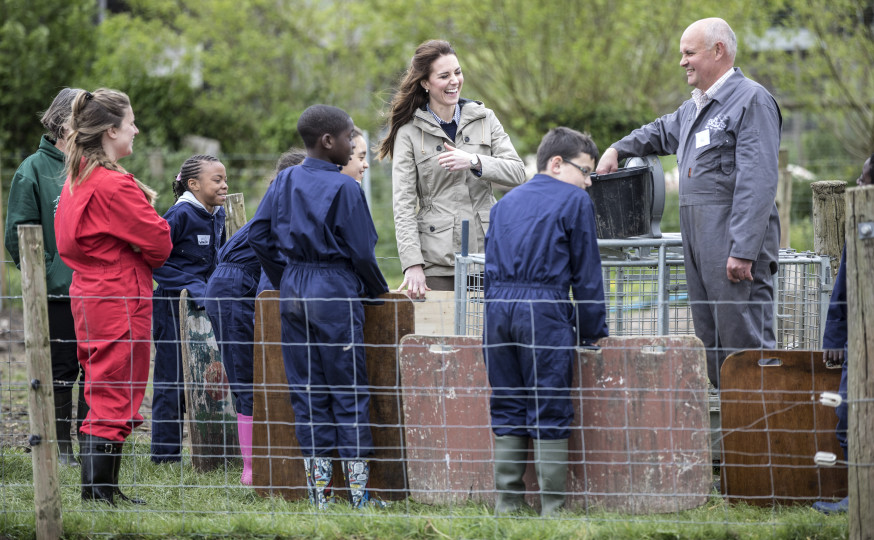 Кейт Мидълтън нахрани агънце - снимка 21