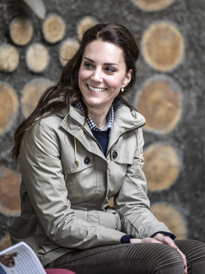 Кейт Мидълтън нахрани агънце - снимка 14